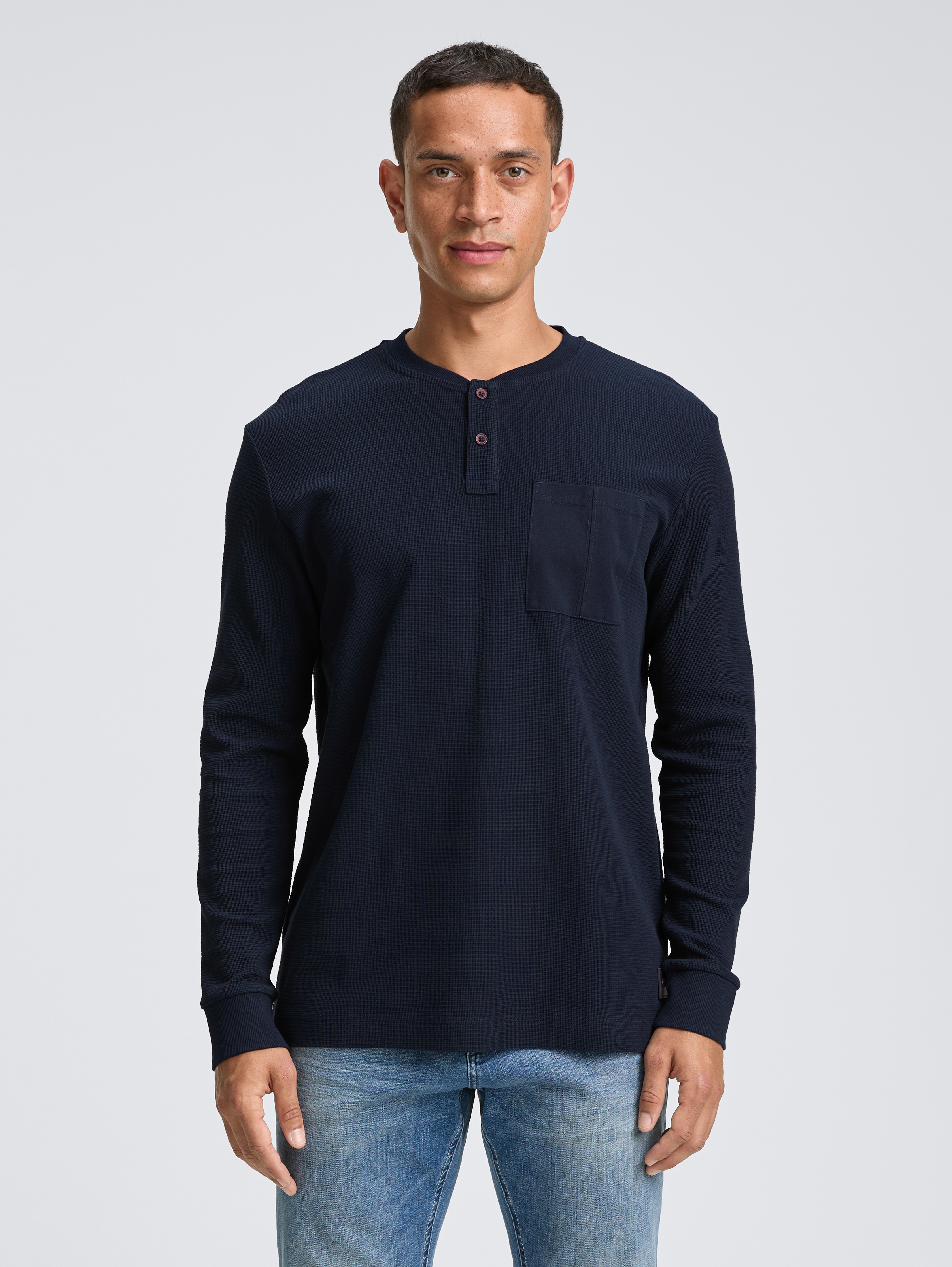 Strukturirana majica s Henley izrezom